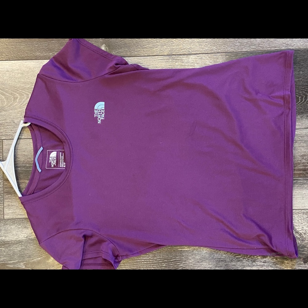 The north face shirt size small